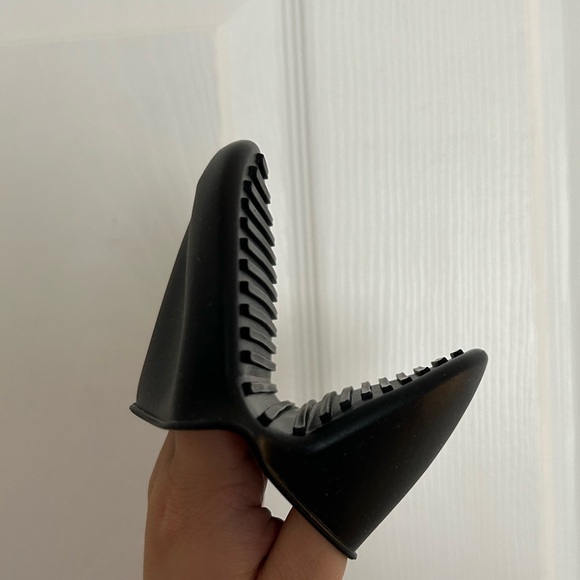 NWOT Silicone Oven Mitts - Picture 3 of 5